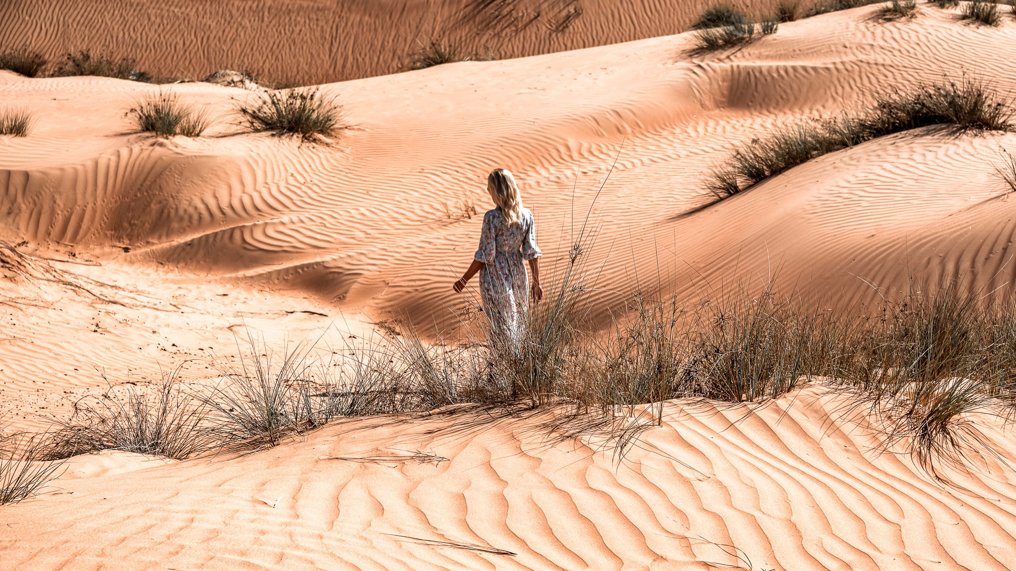 Etikette meistern - Omanische Kultur Women walking through the Omani desert, reflecting local etiquette and Omani culture