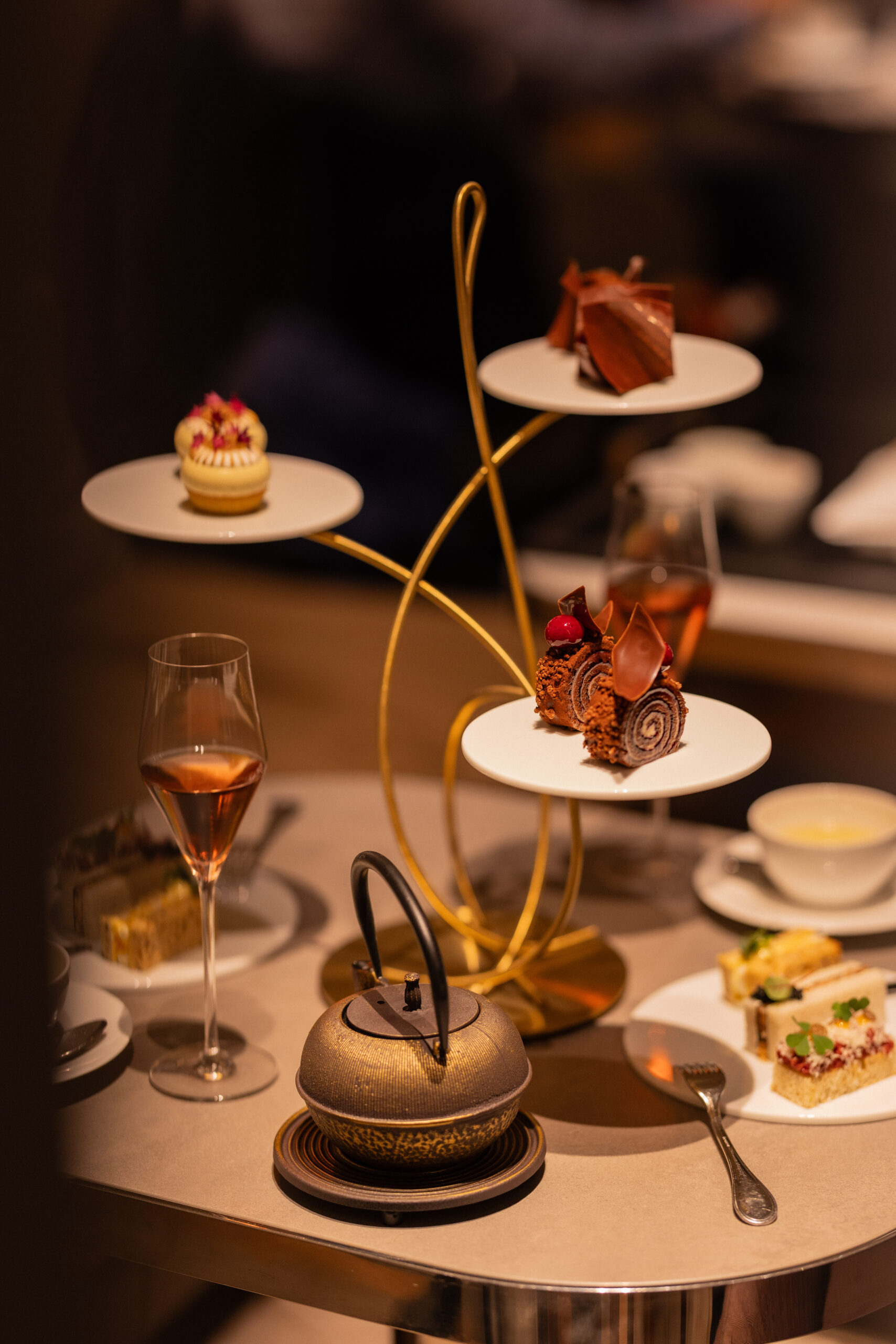 Dining etiquette Switzerland example showing proper table setting for formal events.